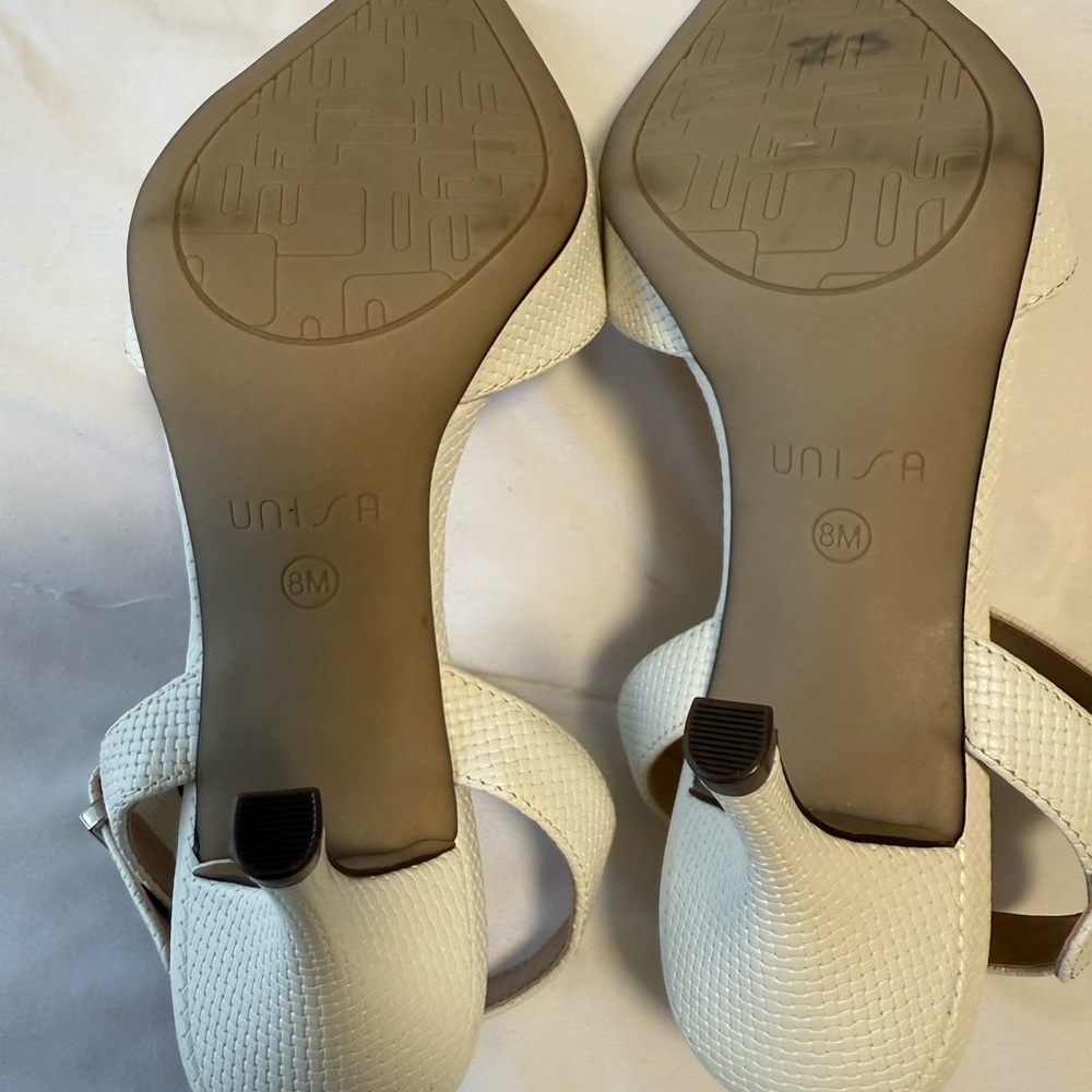 NEW- Unisa White Textured, pointed  toe pump. 8 - Picture 5 of 7
